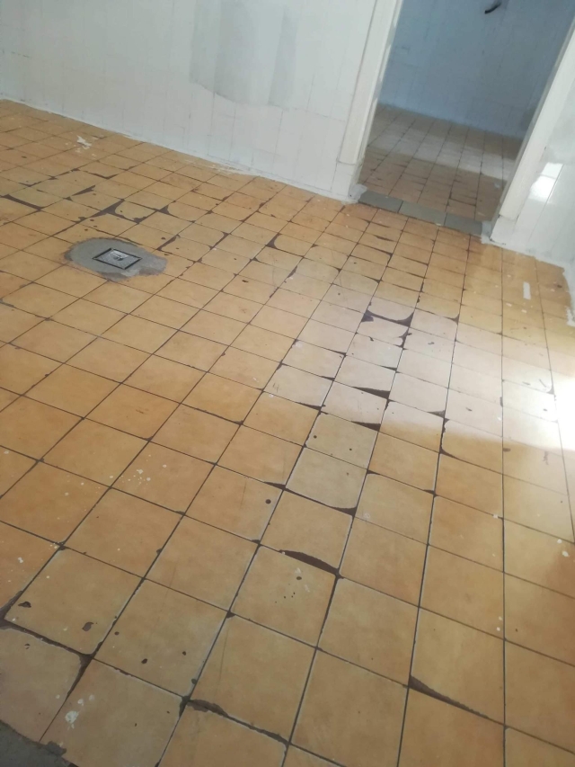 Csempeburkolat műgyantazása