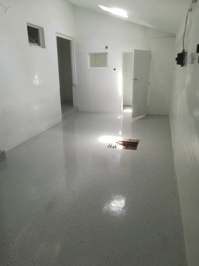 Csempeburkolat műgyantazása